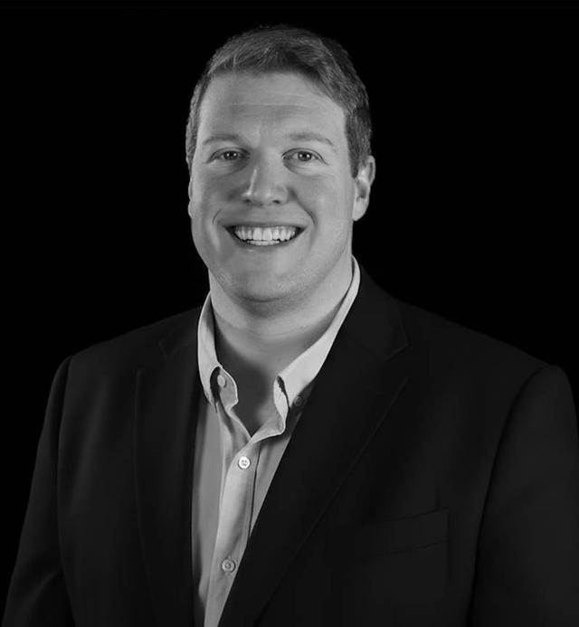 Robin Hartley, Primary Advisor at Level — professional headshot in black and white, wearing a dark blazer and open-collared shirt